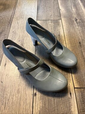 Tsubo Women's Gray Blue Heels